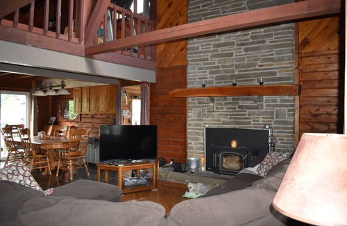 Hastings Cabin | Spacious log cabin overlooking our little town