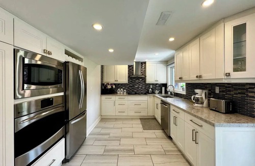 Richmond Hill Apartment | Spacious & Luxurious Richmond Hill "Basement"