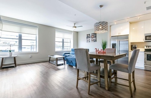 Central Business District Condo | Spacious Modern 1bd Condo in California Building by Hosteeva