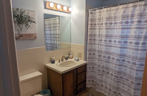 Mattydale Apartment | Spacious one bedroom apartment 15 mins from SU and Upstate