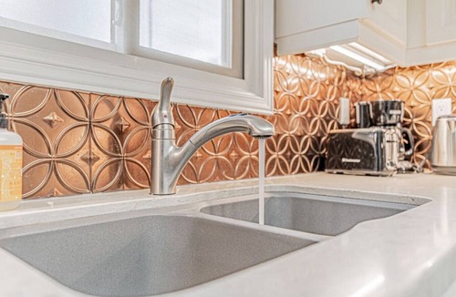 Brampton House | Spacious⭐Pool⭐Hot Tub⭐Airport⭐Downtown⭐Walk to Everything