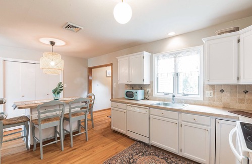Cape May Court House House | Spacious ranch 65” 4K tv deck, grill, fire pit fenced yd , office, baby gear