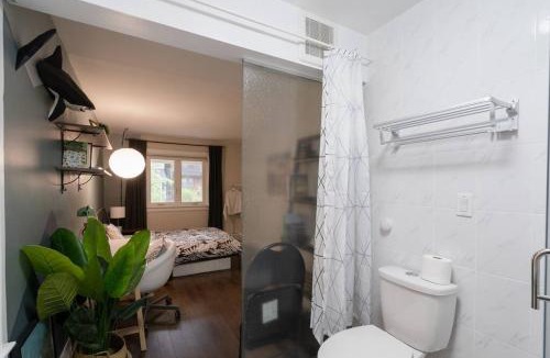 Seaton Village House | Spacious Room with Ensuite Bathroom near Subway, Koreatown & UofT