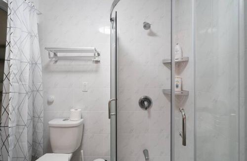 Seaton Village House | Spacious Room with Ensuite Bathroom near Subway, Koreatown & UofT