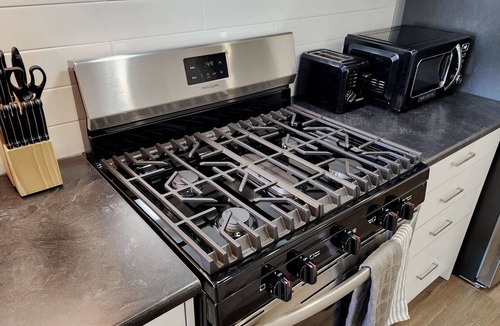 Etobicoke Apartment | Spacious studio 15min to city center & Airport (FREE PARKING)