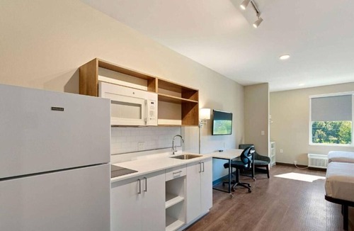 Biggar Hotel | Spacious Suite | Outdoor Pool | Free Parking | Free Breakfast | Pets Welcome