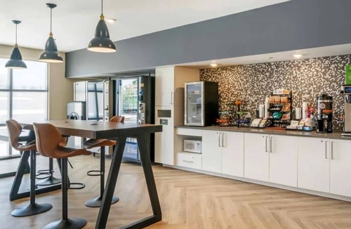 Biggar Hotel | Spacious Suite | Outdoor Pool | Free Parking | Free Breakfast | Pets Welcome