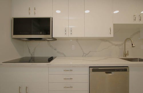 Richmond Hill House | Spacious Townhouse NEW townhouse with two kitchens for a large familynn