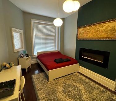 Cabbagetown South House | Spacious Townhouse close to Dundas Square!