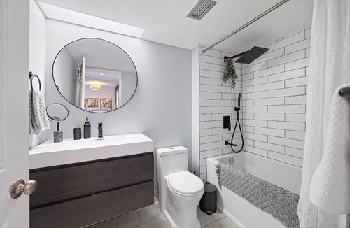 Niagara Condo | Spacious + Trendy King West Condo