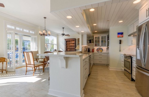 Truman Annex Condo | Spacious, waterfront condo w/a full kitchen, shared pool, & furnished balcony