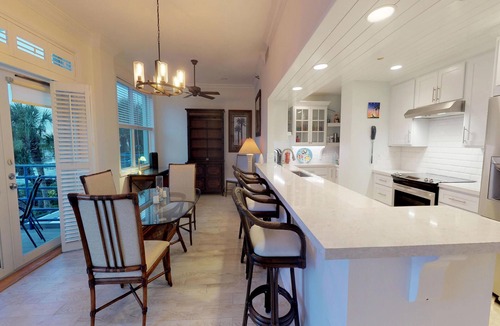 Truman Annex Condo | Spacious, waterfront condo w/a full kitchen, shared pool, & furnished balcony