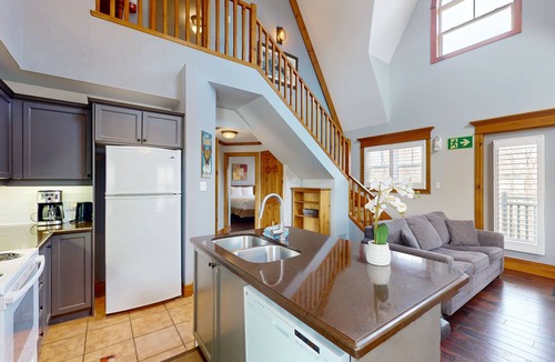 The Blue Mountains House | Spectacular & beautifully appointed condo w/shared pool - dog-friendly