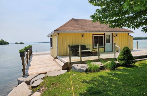 Washago Cottage | Spectacular Lakefront Cottage Retreat on Lake Couchiching sitting on 3/4 acres.