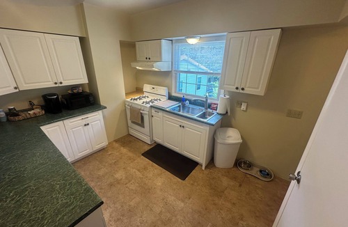 Racine House | Spotless, Quiet 2BR Cottage: Private Deck, Big TV, Yard—Near Museums & Parks