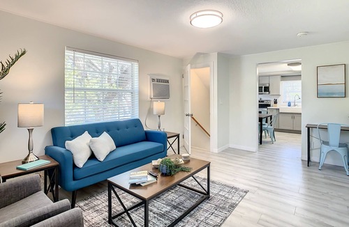 Historic Uptown Apartment | St Pete Charm! 2bd/1ba walk downtown Sunny 2nd Flr