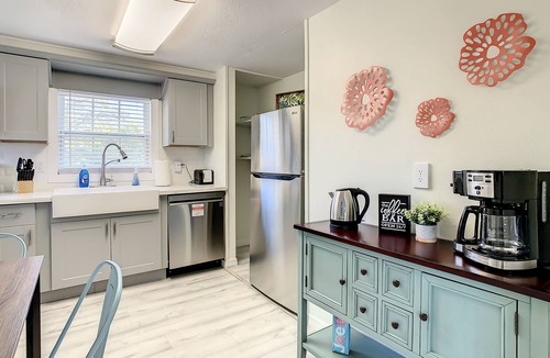 Historic Uptown Apartment | St Pete Charm! 2bd/1ba walk downtown Sunny 2nd Flr