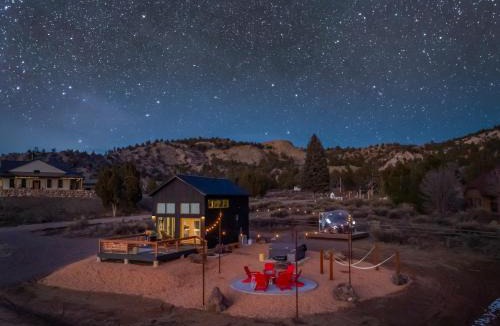 Glendale House | Stargazing Retreat with Hot Tub Deck Hammocks BBQ