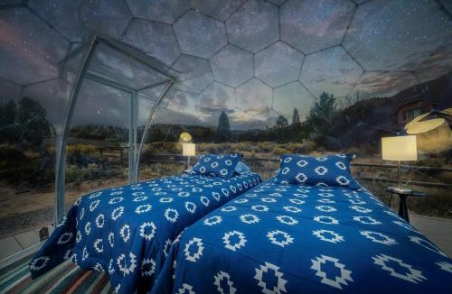 Glendale House | Stargazing Retreat with Hot Tub Deck Hammocks BBQ