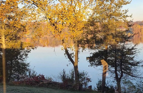 Adolphustown Cottage | Stay in a beautiful lakefront cottage in Napanee, no matter winter or summer.