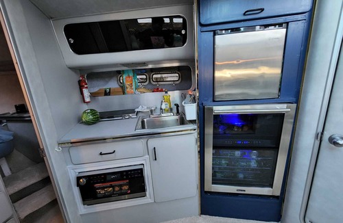 Central Waterfront Boat Rental | Stay on Yacht/Unique Experience/Toronto Lake