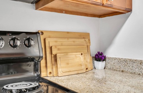Bayshore Gardens Apartment | Steps from Bayshore! Cozy King suite w pool/Gym