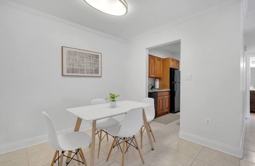 Bayshore Gardens Apartment | Steps from Bayshore! Cozy King suite w pool/Gym