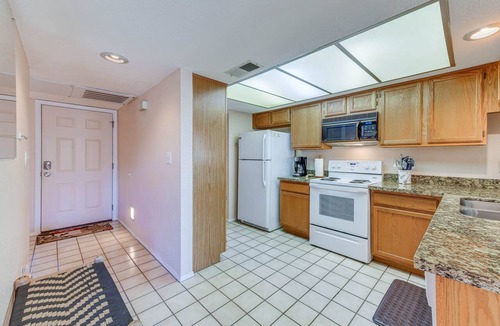 East Mesa Condo | Steps to Pool & Hot Tubs! Snowbird Escape in Mesa