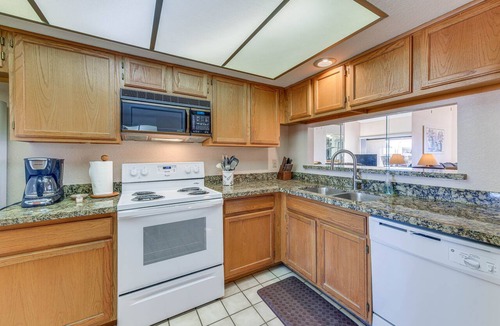 East Mesa Condo | Steps to Pool & Hot Tubs! Snowbird Escape in Mesa