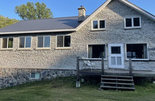 Tiny Cottage | Stone Cottage 5 minute walk to beach