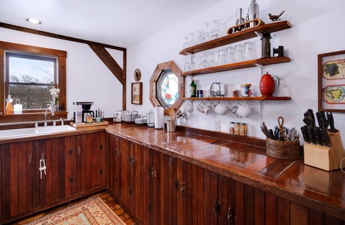 Hector House | Storybook Cottage on FLX wine trail: fire pit & starry skies