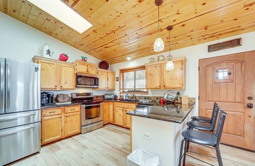 Strawberry House | Strawberry Hideaway in the Pines w/Hot Tub!