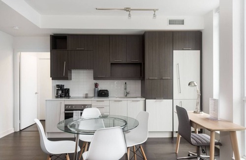 Downtown Toronto Apartment | Studio 2BR Apt with GYM, Close to CN Tower