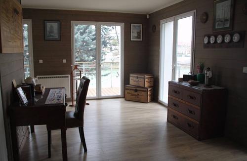 Joinville-le-Pont Apartment | Studio Apartment "Indépendant" with Private Terrace, Private Heated Pool & Wi-Fi