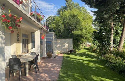 Joinville-le-Pont Apartment | Studio Apartment "Indépendant" with Private Terrace, Private Heated Pool & Wi-Fi