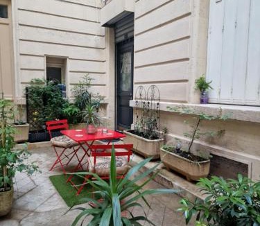 8th Arrondissement Apartment | Studio de charme Paris Champs Elysees