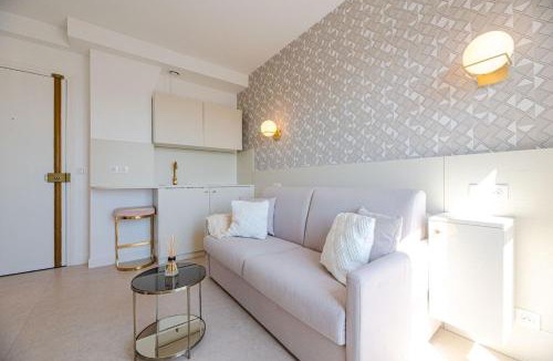 Passy Apartment | Studio Eiffel Tower view