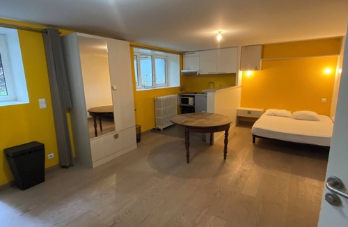 Saint-Mande Apartment | Studio en Entre sol d une Belle Maison, à 400 m de Paris et 400 m du Bois
