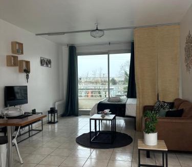 Chelles Apartment | Studio lumineux sans vis a vis avec balcon privé