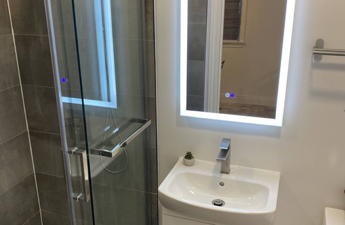 Markland Wood Apartment | Studio near Pearson Airport and Kipling subway