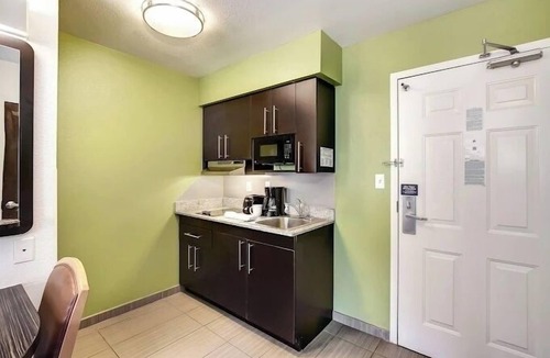 East Brunswick Hotel | Studio Suite Near Rutgers