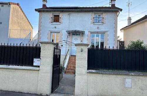 Pierrefitte-sur-Seine Apartment | Studio very close to ligne 13 tram 5 Saint-Denis