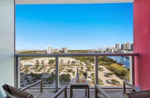 Hallandale Beach Apartment | Studio w/Infinite Views & Pool - Near Beach
