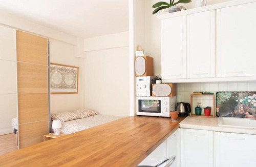 Pere Lachaise Apartment | Studio with TERRACE near Père Lachaise