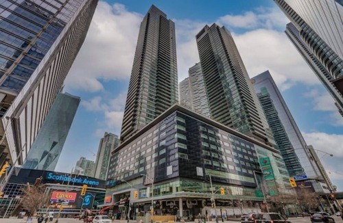 Downtown Toronto Condo | Stunning 2 BD in heart of Toronto + FREE Parking