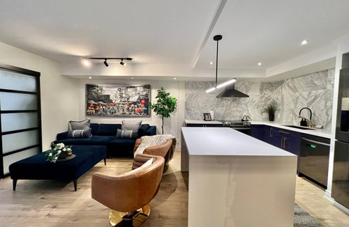 St. Lawrence Condo | Stunning 2BD Condo in Downtown Toronto