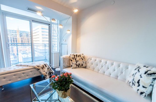 Fashion District Apartment | Stunning 3 BR Condo Downtown Toronto