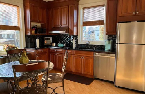 New Rochelle House | Stunning 4-Bedr, 2-Kitchen Home, 3 Bath/3 Park. on site– 38 Min. NYC by Train