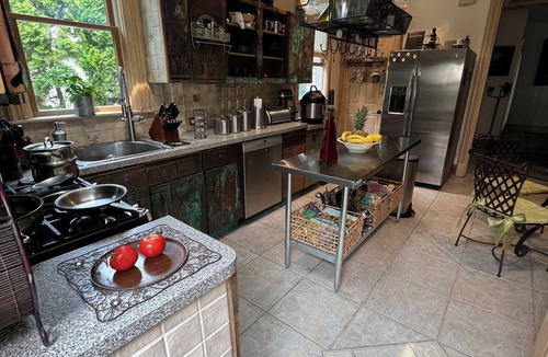 New Rochelle House | Stunning 4-Bedr, 2-Kitchen Home, 3 Bath/3 Park. on site– 38 Min. NYC by Train