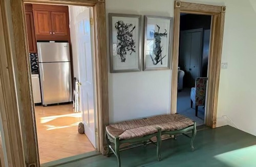 New Rochelle House | Stunning 4-Bedr, 2-Kitchen Home, 3 Bath/3 Park. on site– 38 Min. NYC by Train